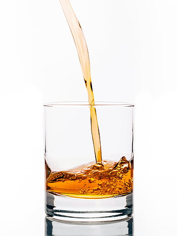 bicchiere da bere trasparente, liquido marrone, scrosciante, whisky, alcool, vetro trasparente, bevanda, rinfresco, avvicinamento, girato in studio, sfondo isolato