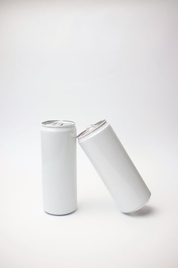 bílé plechovky, bílý povrch, minimalistická maketa, zobrazení produktu, bílé plechovky od limonády, prosté pozadí, dvě plechovky, bílé pozadí, minimální design, produktová fotografie, plechovky od limonády