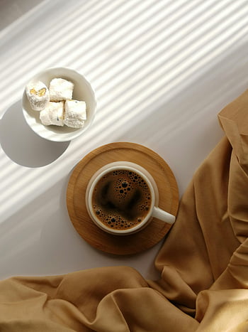 แก้วเซรามิคสีขาว, กาแฟ, ความสุขของตุรกี, ตารางแสง, เงานุ่ม, ฉากที่สะดวกสบาย, ไม้รองแก้ว, ชามสีขาว, มาร์ชเมลโลว์, ผ้าสีน้ำตาล, แสงยามเช้า