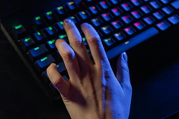 キーボードの上にハンド、 RGBゲームキーボード、 カラフルなキーボード、 活気のある照明、 ゲーム設定、 キーボード、 手休み、 RGBライト、 ゲーム周辺機器、 キーボード照明、 人間工学に基づいたキーボード
