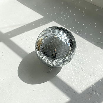 stříbrná disco koule, bílý povrch, odrazy, stíny, stříbrná koule, disko koule, bílé pozadí, zrcadlová koule, odrazný povrch, moderní dekor, Vzhled interiéru