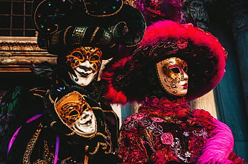 benátské masky, Tradiční karneval, benátky itálie, Červená a černá květinová čelenka, živé masky, Oslava karnevalu, benátské kostýmy, Slavnostní oděv, kulturní akce, ozdobené masky, karnevalové masky