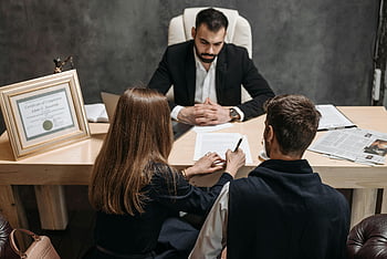 advocaat, Klanten, juridische documenten, kantooromgeving, professionele vergadering, overleg, bureau, certificaat, formele kledij, zakelijke discussie, papierwerk