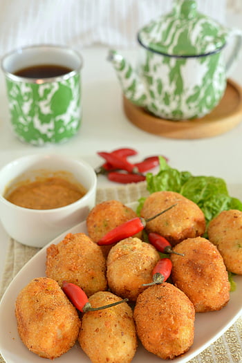 Smažené krokety, chilli papričky, čaj, omáčka, bílá deska, detail, stůl, zelená čajová konvice, červené papriky, listový salát, fotografování potravin