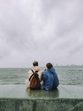 seaside relaxation, 朋友海边, 城市天际线, 云天, 海边美景, 朋友谈话, 旅行同伴, 静谧时刻, 海景风景