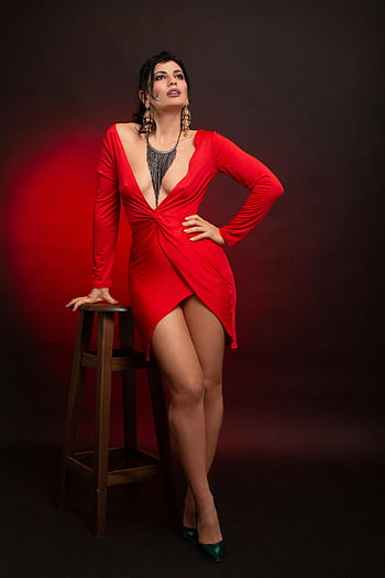 la modă femeie, rochie rosie, studio, Femeie sofisticată, poză încrezătoare, eleganţă, stil, Fashion Studio, rochie roșie elegantă, femeie încrezătoare, portret de studio
