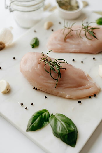Nevařené kuřecí prsa, detailní záběr, rozmarýn, bazalka, koření, tabule, syrové kuře, fotografování potravin, kulinářské, byliny