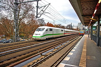 train, station, Plate-forme, chemin de fer, gare, Système de chemin de fer, transport, train de voyageurs, commuer, transport public, trafic