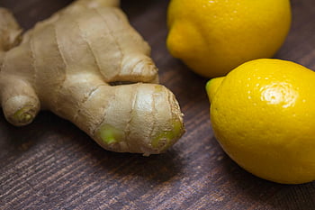 zázvor, citrón, Čerstvý zázvor kořen, citrony, dřevěný povrch, přírodní ingredience, detail, zázvor a citron, zdravé ingredience, citrusové plody, kořenová zelenina