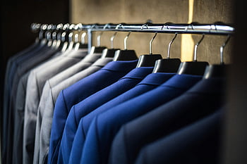 takım elbise, giysi dolabı, Düzgün şekilde düzenlenmiş, moda, organizasyon, kapatmak, kürek çekmek, askılar, mavi takım elbise, gri takım elbise, giyim depoları