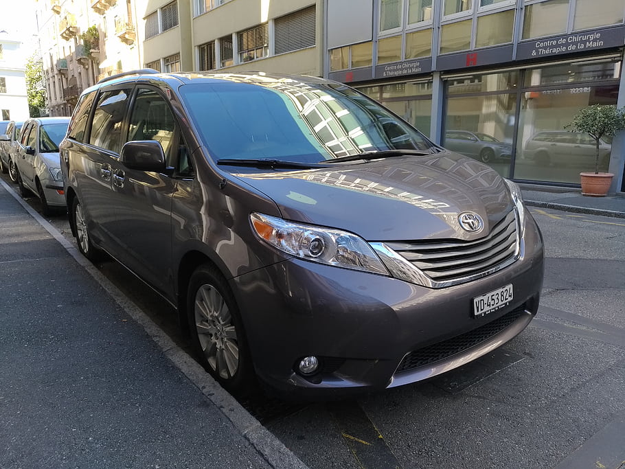toyota, sienna, minivan, zaparkováno, ulice, městský, vozidlo, auto, čelní pohled, poznávací značka, budova