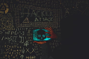 hacker, černá mikina, tabletového zařízení, Obrázek lebky, Černá tabule, křídové symboly, hackerský útok, kybernetická bezpečnost, Digitální hrozba, technologie, hackování