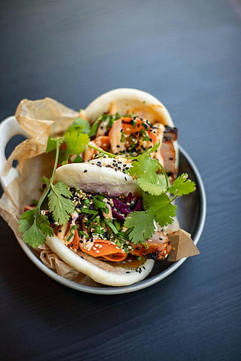 Bao -boller, kylling, ferske grønnsaker, sunn lunsj, middag, nydelig, sesamfrø, koriander, måltid, tallerken, matfotografering