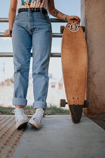 osoba v džínách, drží skateboard, Ležérní styl, pouliční módy, Brazílie, longboard, bruslař, džíny, tenisky, městský styl, vytetovanou ruku