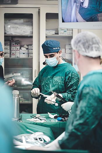 lékaři během operace, chirurgové provádějící operaci, nemocniční operační sál, soustředění chirurgové, vybavených chirurgů, chirurgického týmu, léčebného postupu, chirurgické nástroje, vybavení operačního sálu, chirurgický oděv, lékaři
