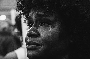 woman crying, close-up portrait, grayscale image, deep emotion, facial expression, black and white, tears, emotional moment, close-up photo, woman's face, crying woman