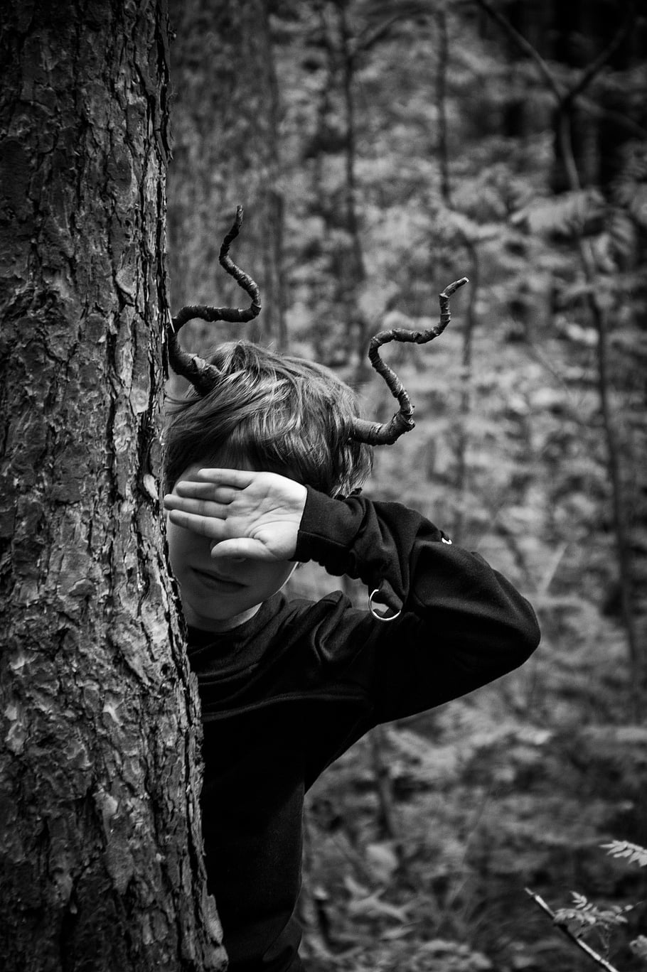 chlapec, dítě, Baby démon, rohy, ďábel, les, gotický, předvečer Všech svatých, melancholie, démon, Černý a bílý