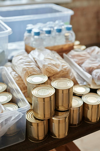 donazioni di cibo, prodotti in scatola, Articoli confezionati, campagna di donazioni, Collezione di banche alimentari, colpo del primo piano, contenitori di plastica, bottiglie d'acqua, sacchi di pasta, donazioni di beneficenza, supporto comunitario