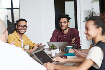Mensen gebruiken laptops, Professionals werken samen, Moderne kantooromgeving, groepsbijeenkomst, Kantoor samenwerking, teamwerk, zakelijke bijeenkomst, kantooromgeving, Werkplek samenwerking, professioneel team, kantoor werkruimte