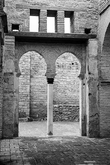 고대 아치형 건축, 라바트, 역사적인 돌 아치, 모로코 건축, 고대 모로코, 돌의 반원형, 역사적인 건축물, 라바트 건축, 고대 건축, 모로코 아치, 역사적인 라바트