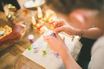 velikonoční vajíčko zbarvení, Detailní ruce, Vnitřní tvorba, Podrobné dekorace, Crafting Woman, velikonoční dekorace, velikonoční vajíčka, vnitřní činnost, Řemeslné zásoby, velikonoční řemeslo, podrobnou práci