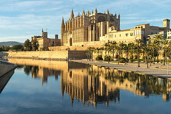 Katedrála v Palmě de Mallorca, Gotická katedrála La Seu, palma de mallorca, Klidná vodní cesta, gotická architektura, katedrální odraz, Památky Španělska, Atrakce Mallorky, Historická katedrála, la seu, gotický styl