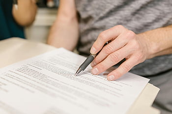 persoon schrijven, wit papier, wettelijk document, Ondertekeningsdocument, close-up hand, pen, binnenshuis, belangrijk document, Ondertekening van document, hand schrijven, juridisch papierwerk