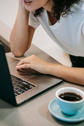 Frau arbeitet, Laptop, Kaffeetasse, Moderne Freiberufler, Lebensstil arbeiten, Innenministerium, Heimarbeit, digitaler Nomade, Produktivität, Gelegenheitsarbeitsbereich, Technologie