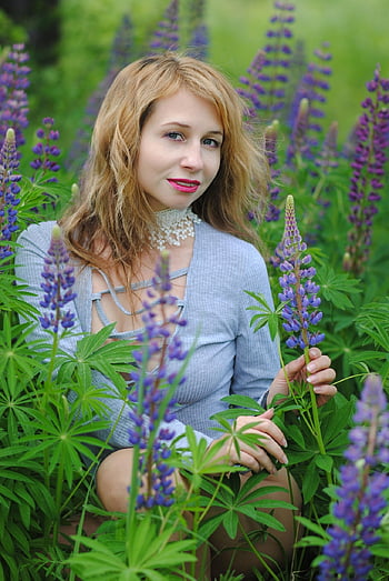 žena, Modelka, květiny, les, lupiny, země, glade, Příroda, portrét, o povaze, v zemi