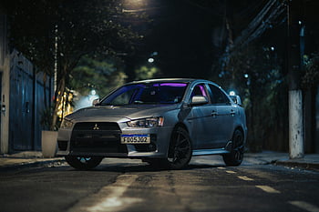 mitsubishi lancer, ασημί αυτοκίνητο, αστικό δρόμο, νυχτικά, κομψός σχεδιασμός, μοντέρνα εμφάνιση, σταθμευμένο αυτοκίνητο, νύχτα σκηνή, αστικό τοπίο, φωτισμό δρόμου, mitsubishi όχημα