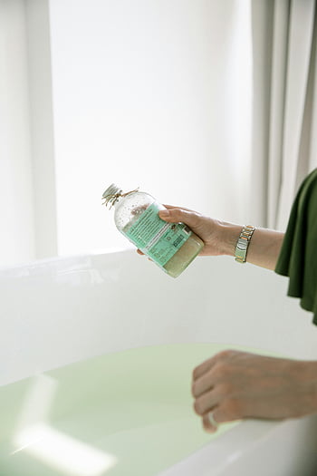Şişe tutan kadın, aromatik banyo yağı, rahatlatıcı spa deneyimi, yağ dökme, küvet, Spa benzeri deneyim, banyo zamanı, kişisel Bakım, Sağlık, banyo ürünleri, gevşeme