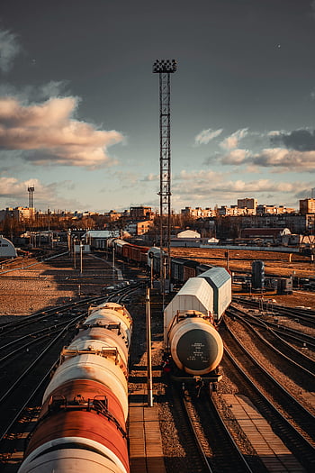 vlak loděnice, železniční tratě, průmyslové panoráma města, modrá obloha, kontejnerové dodávky, nákladní vlaky, vlakové nádraží, městské krajiny, Nákladní doprava, nákladní automobily, průmyslová scéna