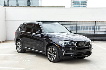 bmw suv, černá bmw, luxusní auto, Moderní městské, elegantní design, zaparkované auto, městské parkování, špičkové vozidlo, Stylové SUV, bmw x5, panoráma pozadí