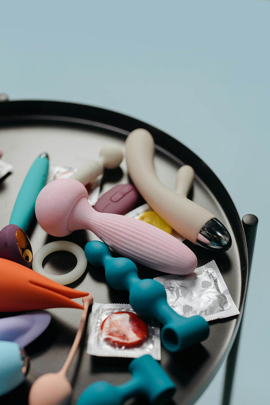 Hračky pro dospělé, černý stůl, Závalný sortiment, různé tvary, rozdílné barvy, displej podnosu, dospělé výrobky, sexuální hračky, intimní příslušenství, Potěšení zařízení, Erotické předměty