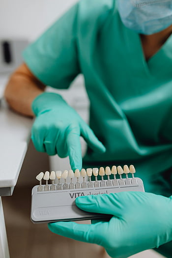 tandlæge, Dental Shade Guide, valg af tænder farve, Dental Professional, Klinikindstilling, tandpleje, tandlægeværktøjer, tandlægeudstyr, tandhygiejne, tandbehandling, Tandlægeklinik