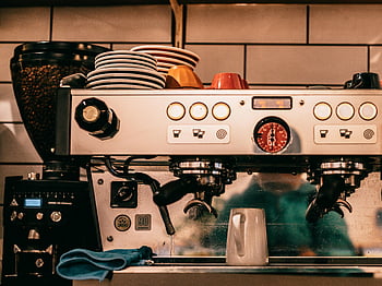 Automat de cafea, oțel inoxidabil, Cafenea confortabilă, Prepara cafea, lângă perete, espresso mașină, boabe de cafea, cești de cafea, Setarea cafenelei, cafea berii, cafenea