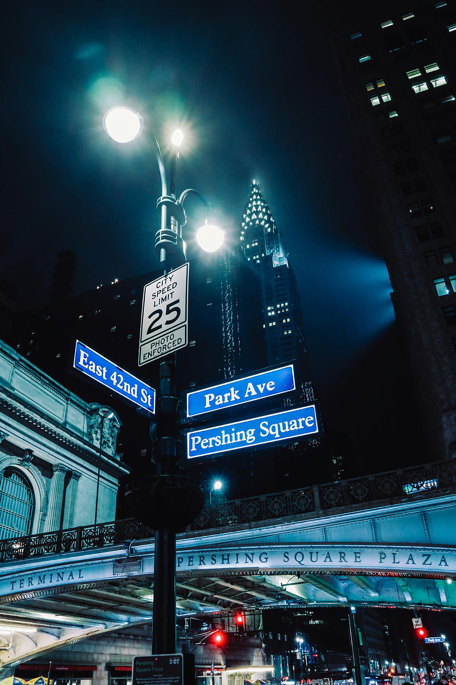 pouliční značky, kovový sloupek, budova chrysler, New York, noc, panoráma města, světelné reklamy, náladová atmosféra, dramatické osvětlení, park ave, Východní 42. ulice
