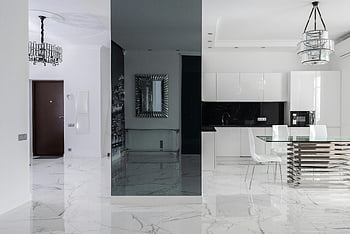 lakás belső, nyitott konyha, asztal székekkel, fényes minimalista konyha, fehér szekrény, márvány padló, elegáns design, modern konyha, étkező, csillár, kortárs dekoráció