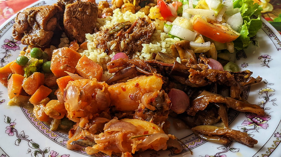 plate of food, mixed vegetables, rice, meat, salad, carrots, onions, beans, tomatoes, lettuce, spices