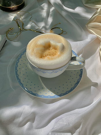 bílý keramický pohár, káva, cappuccino, Polka Dot Cup, Elegantní bílá látka, klidné ráno, pěna, podšálek, snídaně, ranní káva, bílý ubrus