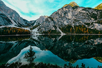 Lago di Braies, riflessione di montagna, Alpi italiane, amanti della natura, vista mozzafiato, acque calme, paesaggio scenico, fotografia all'aperto, bellezza naturale, scenario alpino, montagne boscose