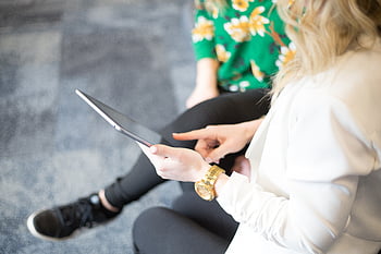 Tabletové lidé se setkávají, spolupracovníci, vzdělání, ženský, na volné noze, ipad, Setkání, mobilní, pohybliví, kancelář, lidé, prezentace