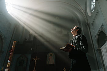 sacerdote, Bibbia, i raggi del sole, finestra della chiesa, interno della cattedrale, preghiere, Scena religiosa, momento spirituale, luce divina, fede, religione