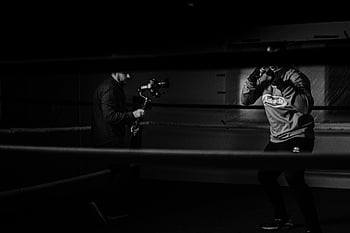 boxer školení, prsten, kameraman, Černý a bílý, intenzivní výstřel, box, Školení, Nepoznatelný boxer, partner, Fotoaparát, boxovací ring