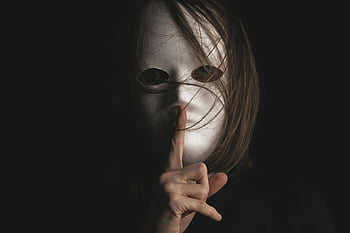 mascara blanca, gesto de silencio, misterio, secreto, persona, fondo oscuro, dedo en los labios, identidad oculta, misterioso, suspenso, retrato