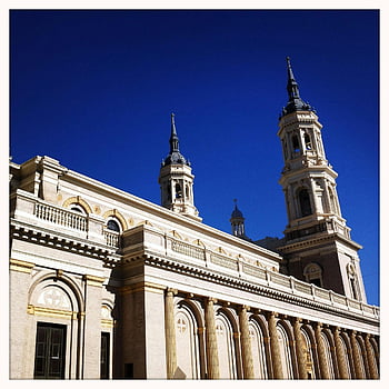 struttura in cemento bianco, progettazione architettonica, edificio della chiesa, guglie, cielo blu, architettura storica, edificio religioso, colonne di pietra, paesaggio urbano, Cattedrale, edificio monumentale