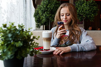 žena, chytrý telefon, latte, útulná kavárna, Mladá žena, Procházení smartphonu, Nastavení kavárny, užívat si kávu, příležitostné nastavení, vnitřní kavárna, uvolněná atmosféra