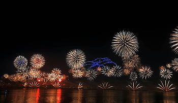 Spettacolo pirotecnico, cielo notturno, Ras Al Khaimah, celebrazione, Abbaglianti fuochi d'artificio, acque illuminate, spettacolo di fuochi d'artificio, display aereo, luci festive, spettacolo notturno, esplosioni di colore