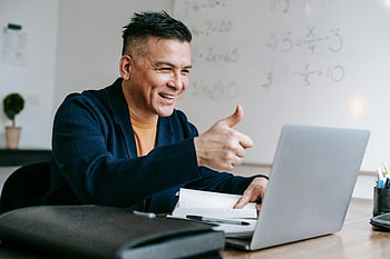 Mann, Daumen hoch, Videokonferenzen, Innenministerium, glücklicher Mann, Laptop, Schreibtisch, Whiteboard, Online-Meeting, Heimarbeit, lächelnd