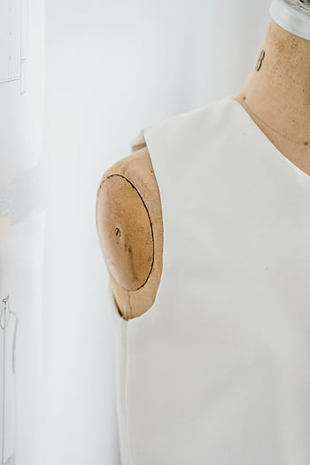 mannequin, hvit klut, Fashion Studio, nærbilde, drapert stoff, Studioinnstilling, hvit bakgrunn, klesdesign, mannequin display, klær design, hvitt plagg
